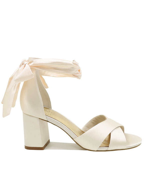 Ivory satin bridal shoes with bow ties