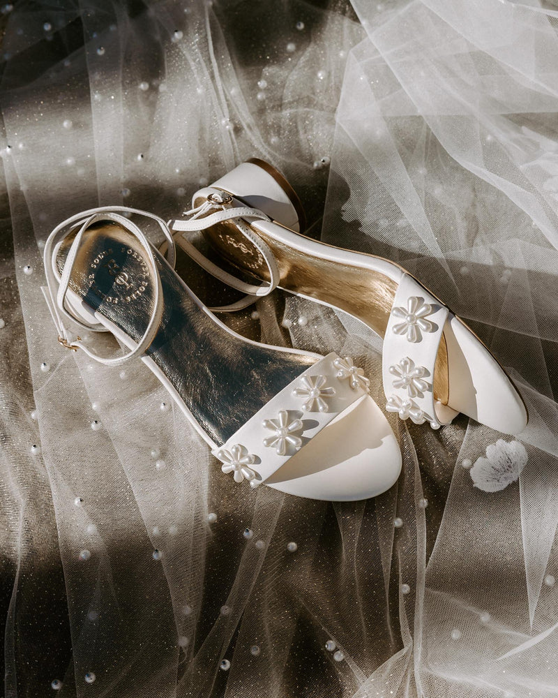 Ivory wedding shoes with low heel and pearl flowers