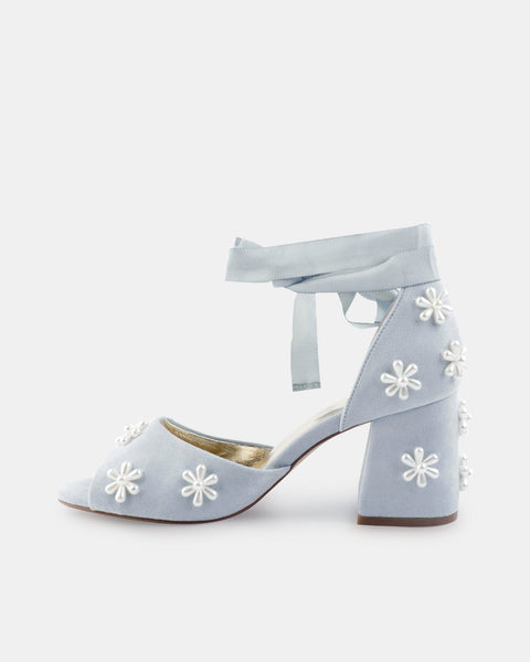 Blue pearl flower wedding shoes for the bride on her wedding day