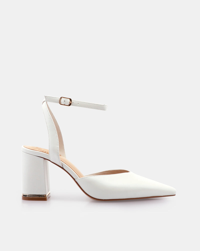 Ivory leather bridal shoes with pointed closed toe