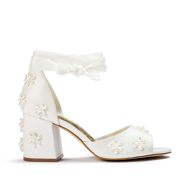 Elegant Ivory Pearl Lace Flower Satin Wedding Shoes 2021 3 cm Low Heel  Stiletto Heels Open / Peep Toe Wedding High Heels